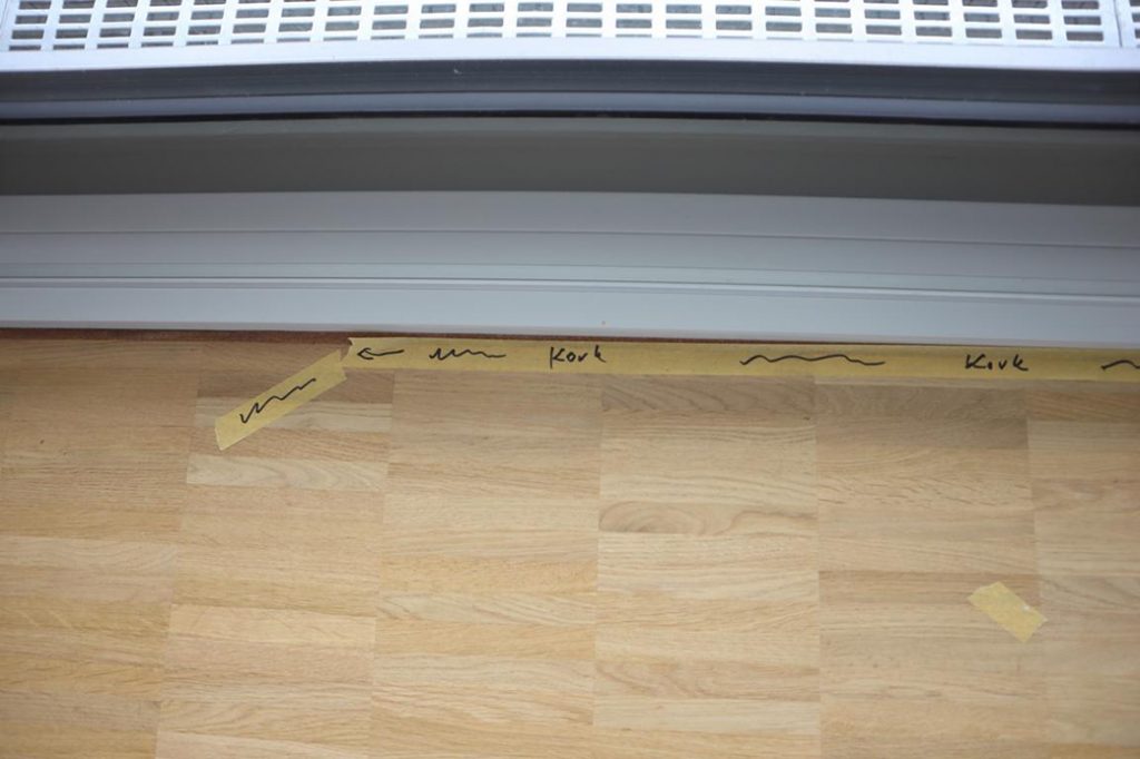 Ein Bild, das Gebäude, Fußboden, Holzboden, Boden enthält.